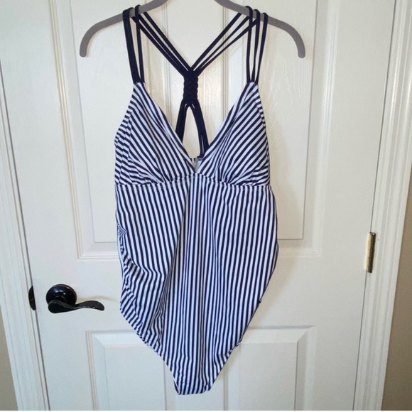 Maternity swimsuit - Picture 2 of 9